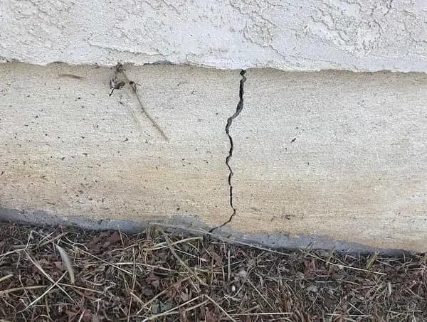 Dalinghaus Foundation Repair showing a vertical crack in a concrete stem wall, indicating stem wall repair.