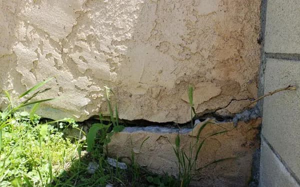 Dalinghaus Foundation Repair shows horizontal foundation cracks, stucco cracking, and stem wall spalling.
