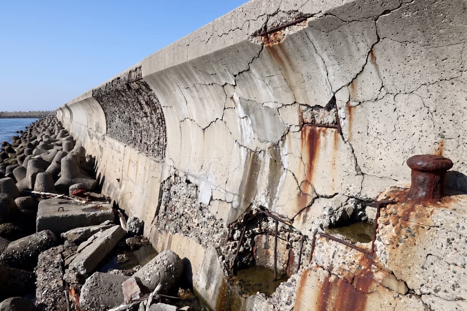 Dalinghaus Foundation Repair assessing a deteriorated seawall with bowing, cracked concrete, and corroded rebar.
