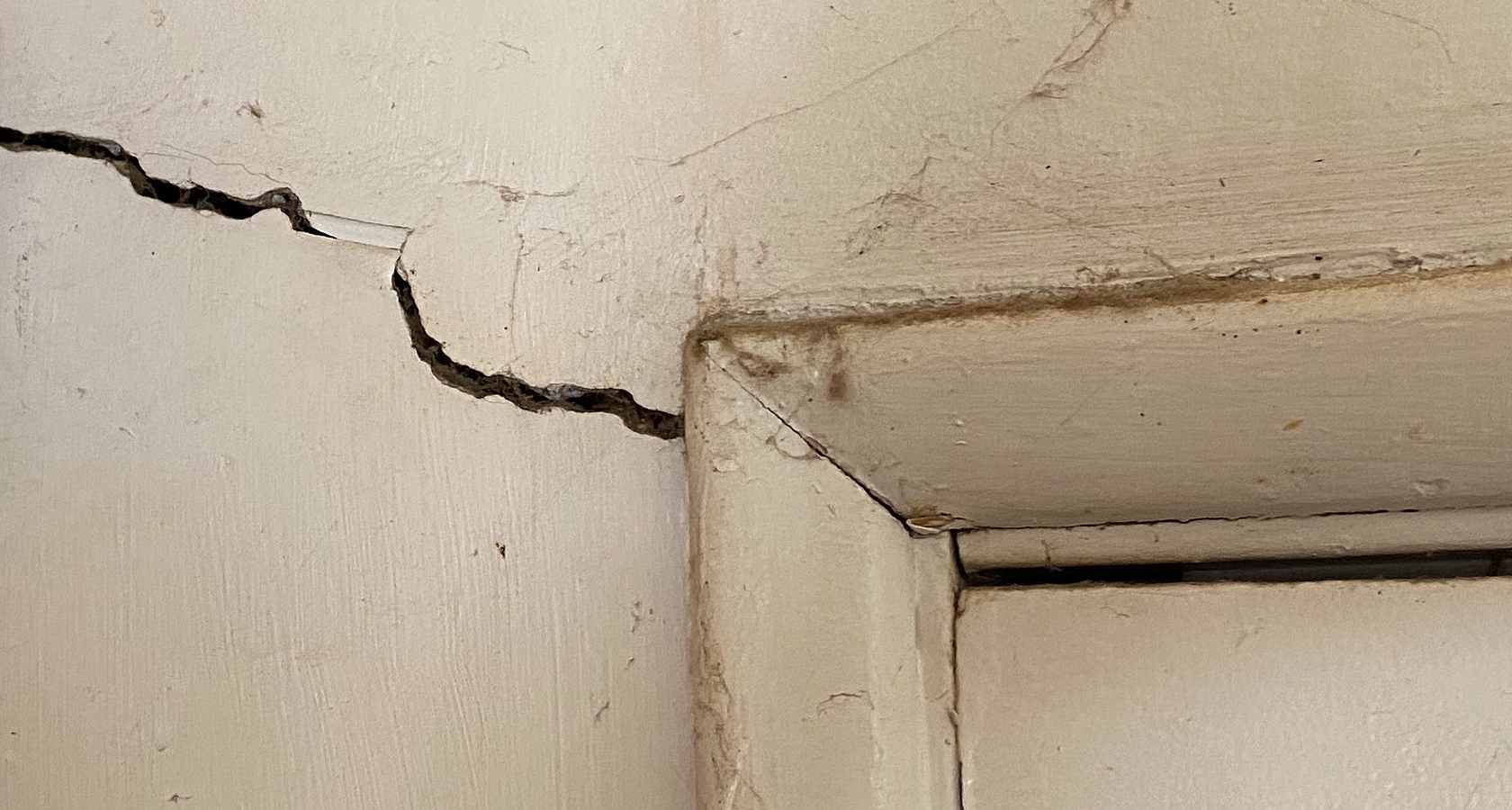 Drywall Crack from Doorframe (Dalinghaus) 