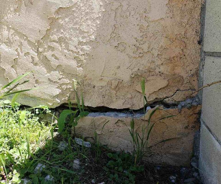 Stucco fissure caused by foundation settlement