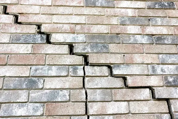 There are several techniques that can be used to repair cracked brick walls. These include repointing, tuckpointing, replacement, and sealing.