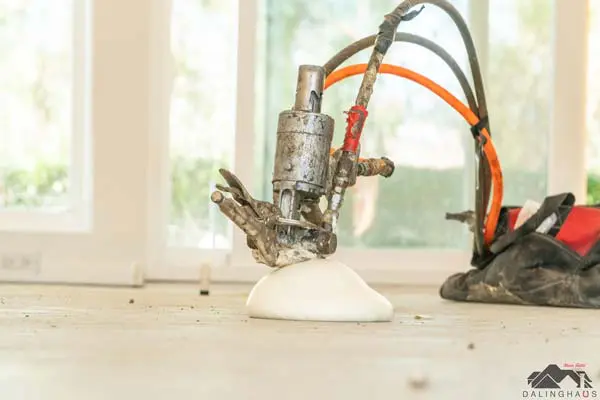 Concrete leveling foam, also known as polyurethane foam or slab jacking foam, is a lightweight material used to raise and level sunken concrete. It's a two-part system of chemicals that, when mixed, creates an expanding foam that can lift concrete slabs back to their original position.